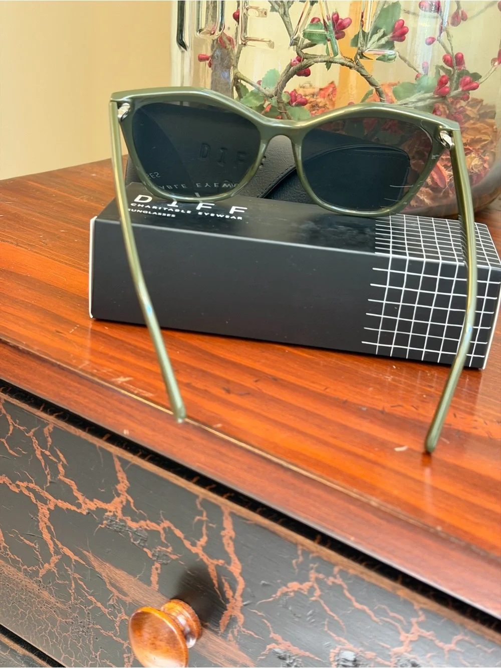 DIFF EYEWEAR Cassidy Sunglasses in an olive green color with polarized lenses
